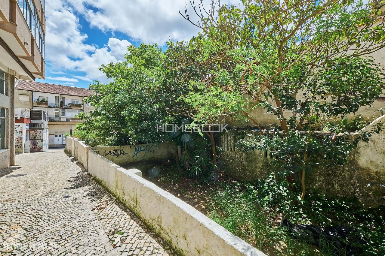 Moradia para reconstruir no centro da  Portela de Sintra