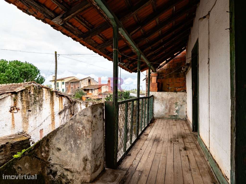 Coimbra, Vende-se Moradia com terreno e jardim.-25