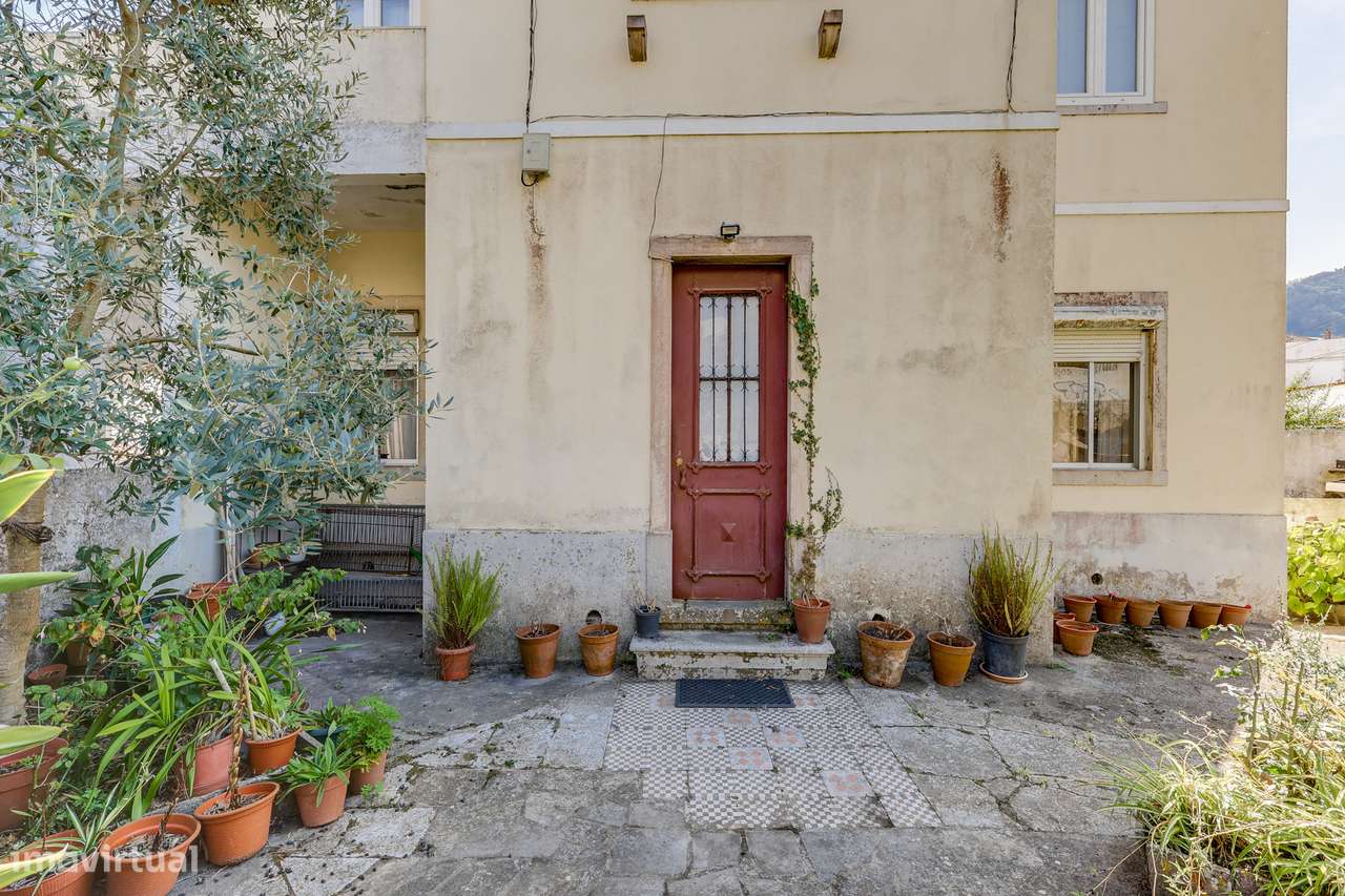 Andar de moradia T3 Para Renovar com Jardim e Localização Privilegiada-26