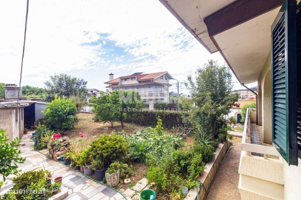 Moradia BI-FAMILIAR com amplas varandas-33