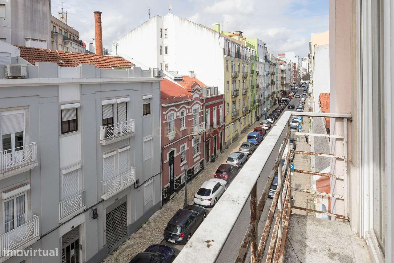 Prédio em propriedade Total | 3 Apartamentos T2+1 e Loja | Lisboa | A-3