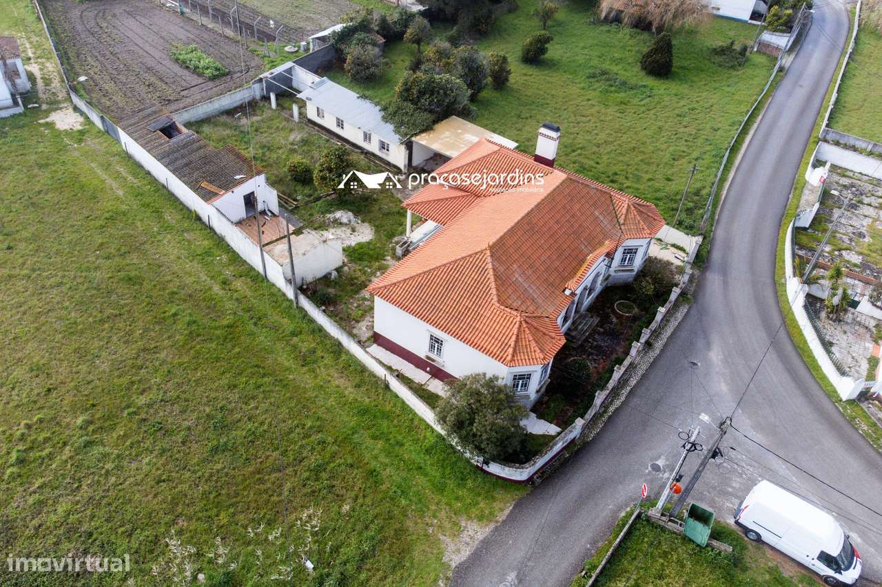 Moradia T3 com História, Conforto Moderno e Proximidade à Praia-38