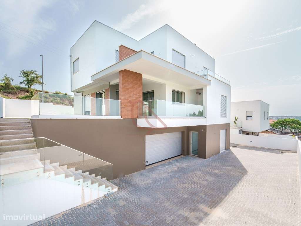 Moradia Isolada T4 Contemporânea com Jardim e Acabamentos Premium -...-46