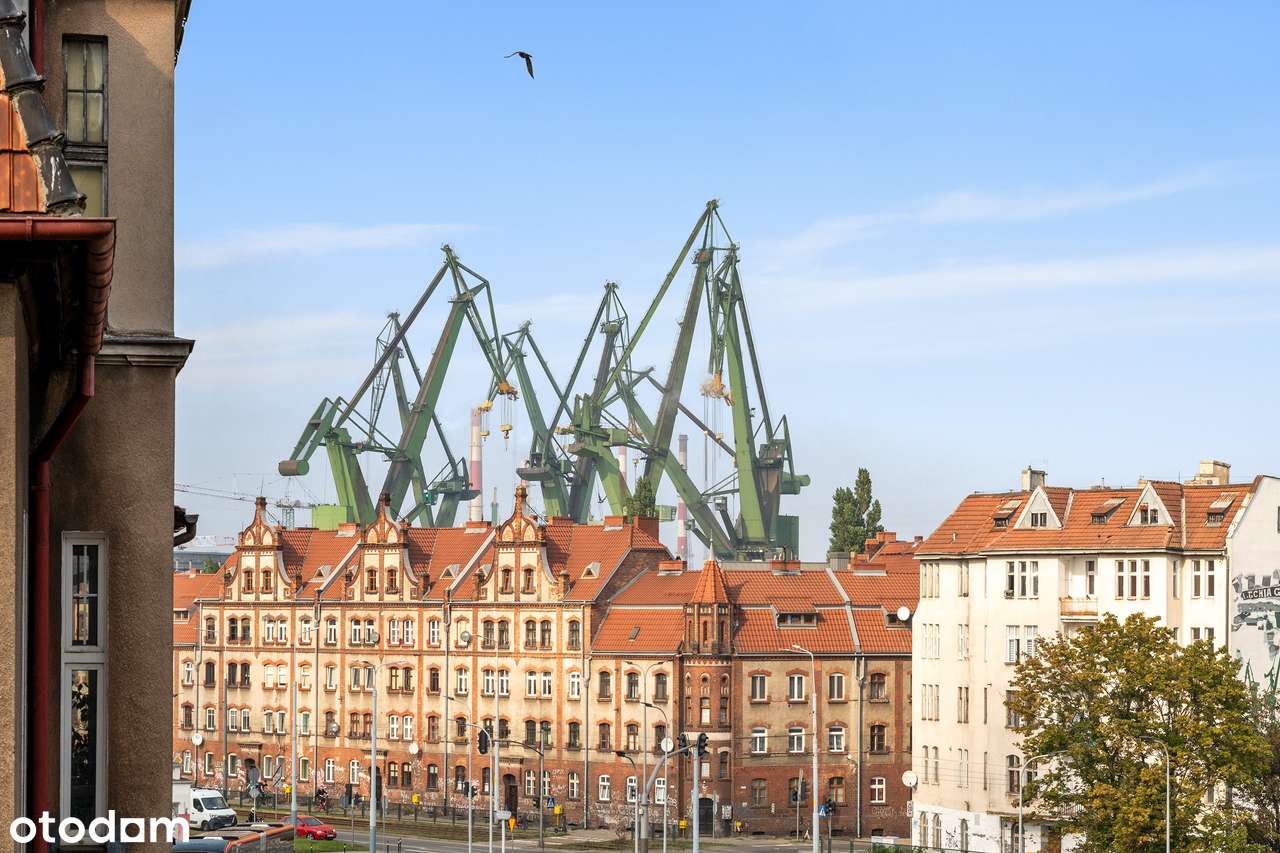 Ikona Gdańska za oknem | Przestronne mieszkanie w kamienicy 109 m²-0