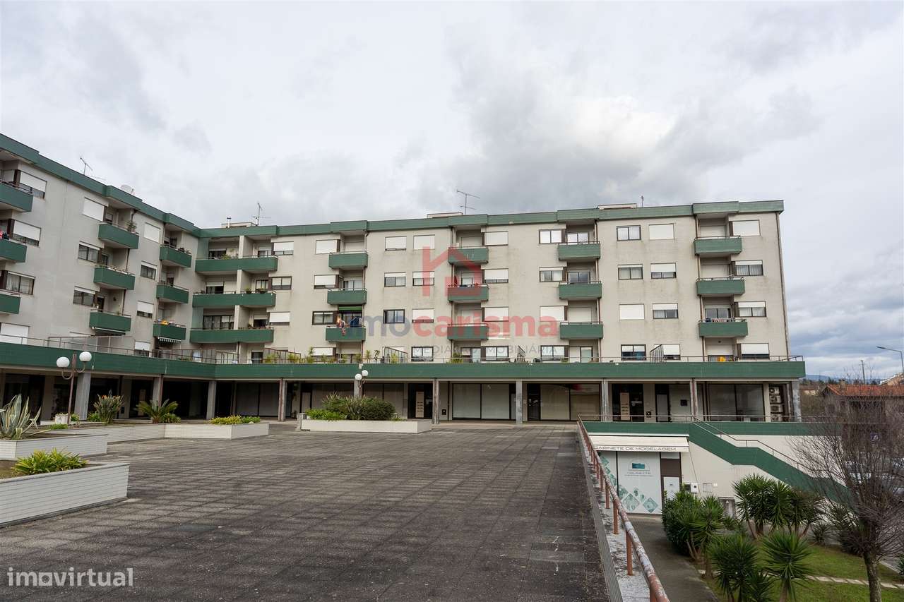 Apartamento T4 transformado em T3 no centro de Vila das Aves, Santo Ti-36