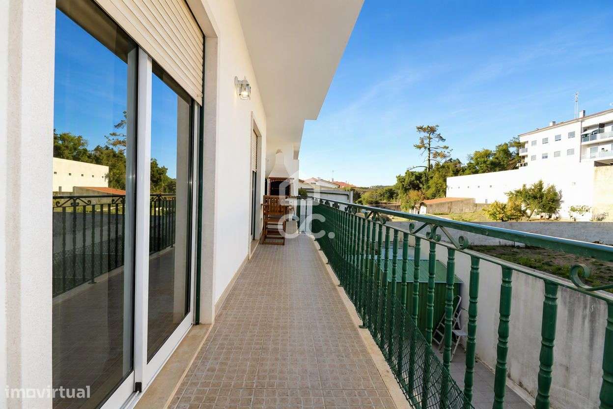 Apartamento T3 com garagem, arrumo e churrasqueira no centro do Avelar-16