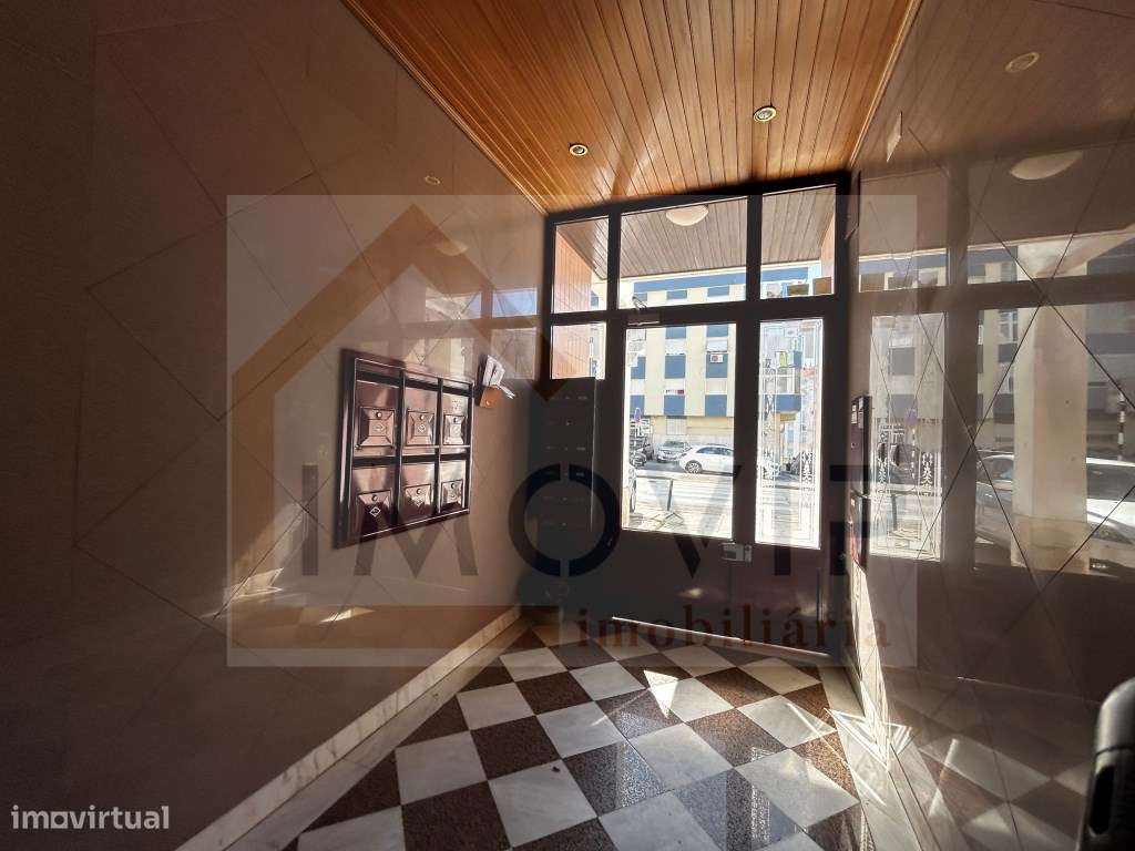 Apartamento T4 Totalmente Remodelado na Amora-21