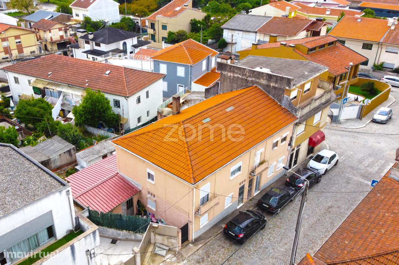 Prédio com 2 apartamentos e logradouro - Águas Santas, Maia - Grande imagem: 2/33