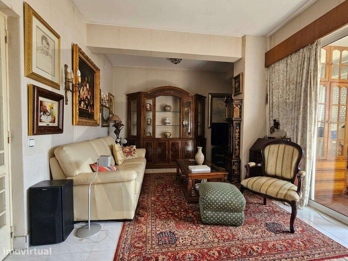 Apartamento T4 espaçoso com vista desafogada na melhor zona dos Olivai
