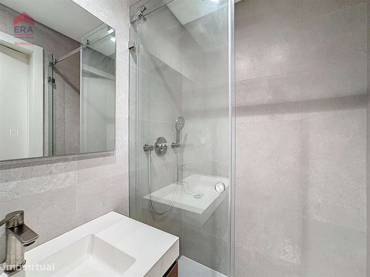 Nova Moradia em Almada , 5 suites, garagem e jardim-32