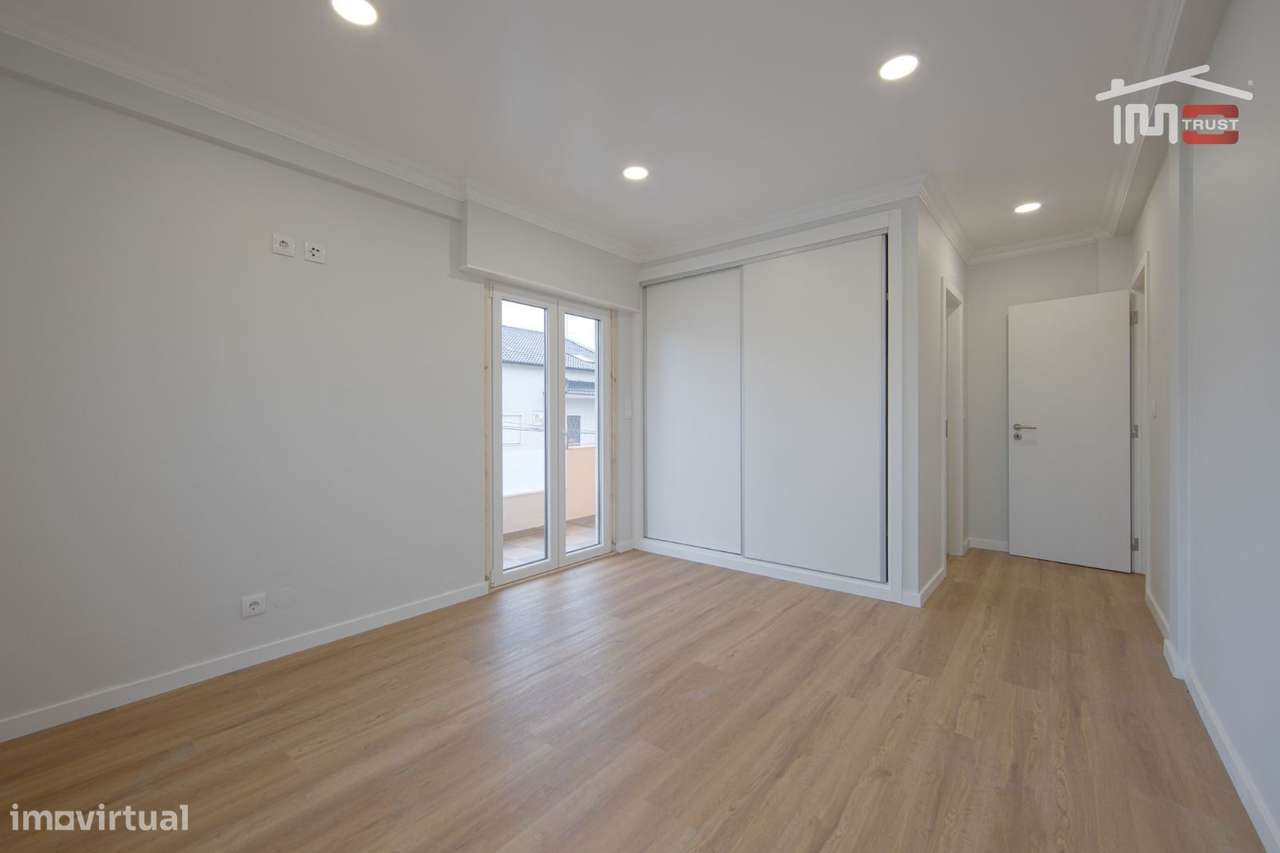 Moradia T4 de Excelência com Box para 4 Viaturas e Ótimos Acessos-34