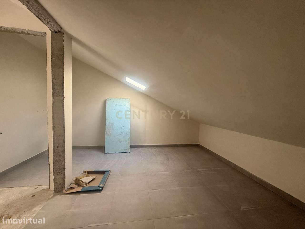 Quinta do Conde - moradia geminada nova de 4 assoalhadas  c/ garagem - Grande imagem: 2/17