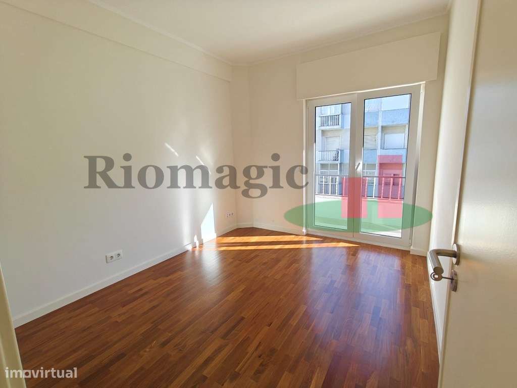 Apartamento T2 com Varanda Totalmente Reabilitado em Linda a Velha - Grande imagem: 4/16