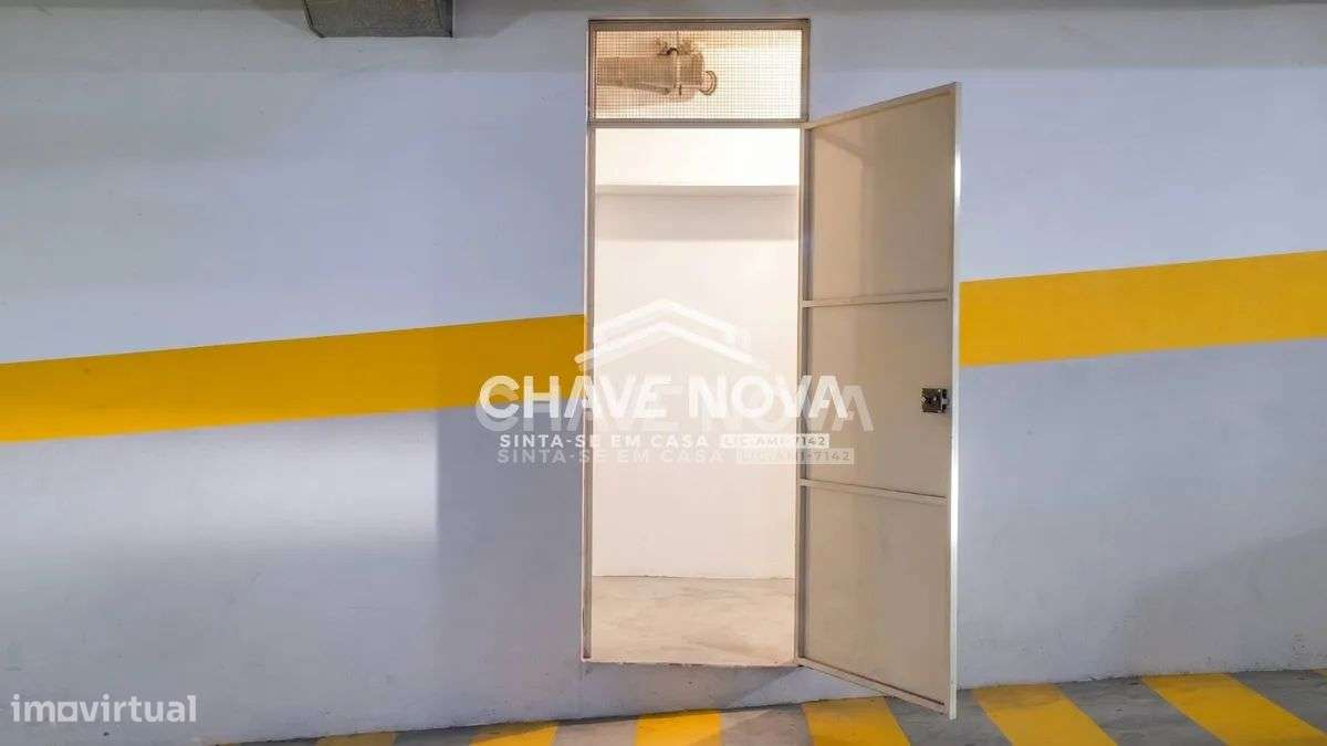 Apartamento T2, em Pedroso, com duas varandas, garagem e arrumos-36