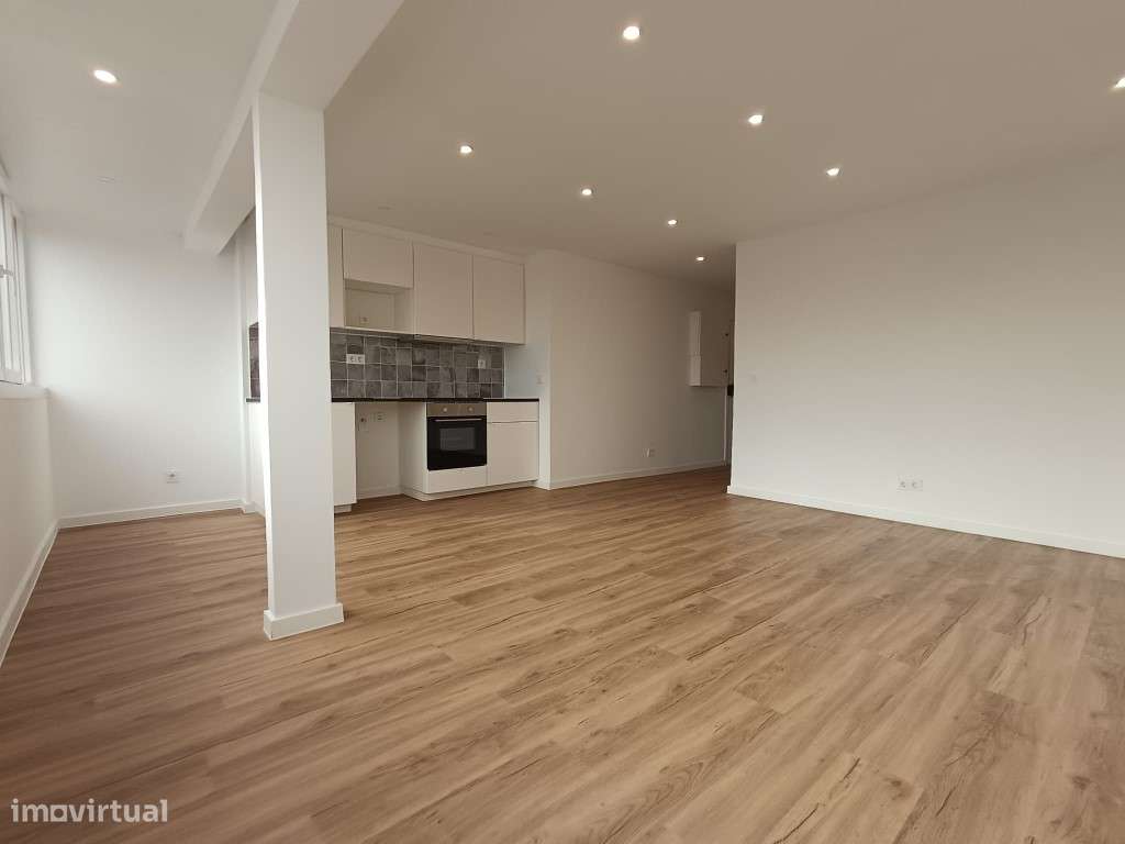 Apartamento T2 Renovado no centro de Camarate, Loures-1