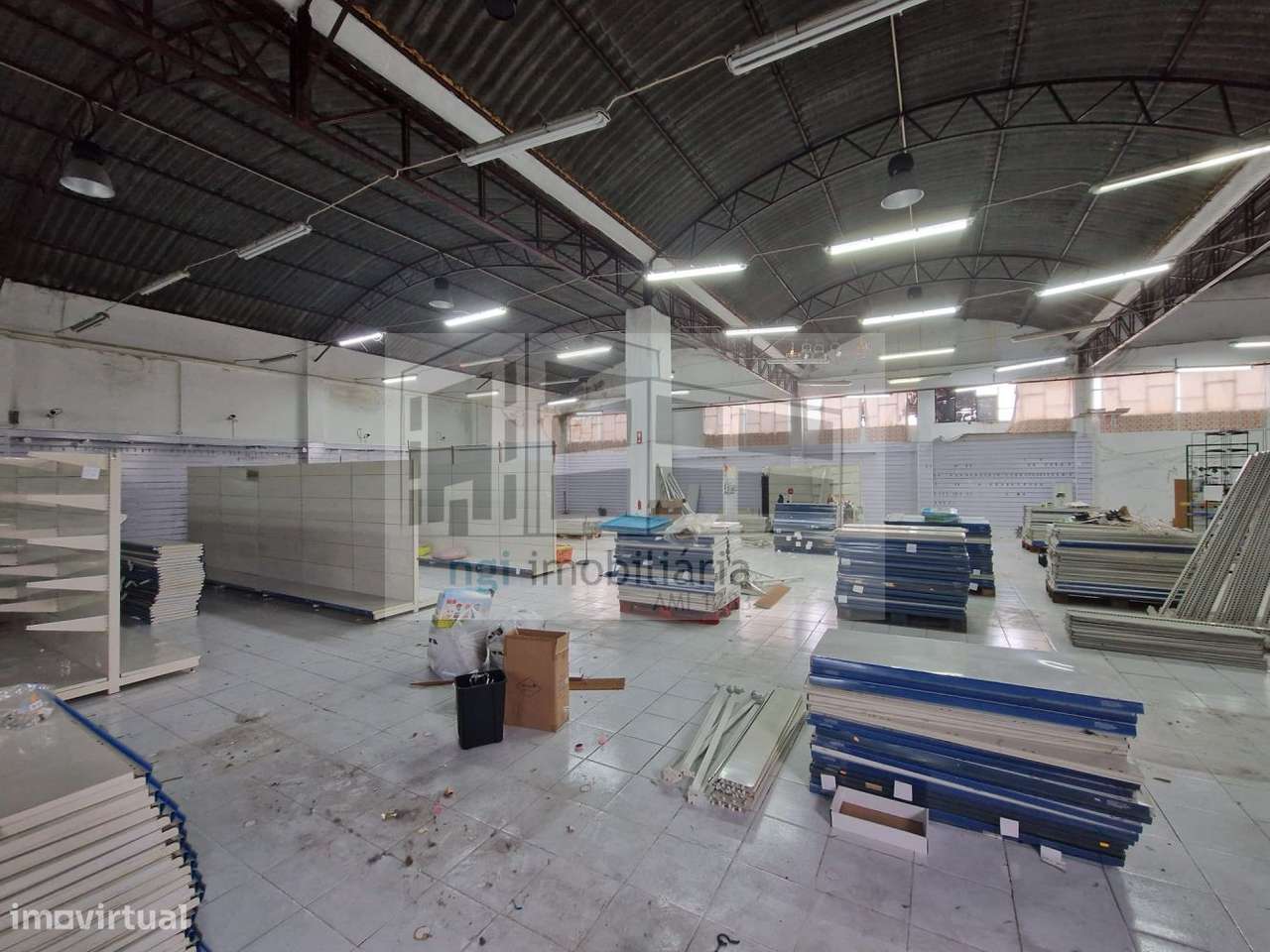 Armazém em Santa Iria da Azoia - Grande imagem: 4/25