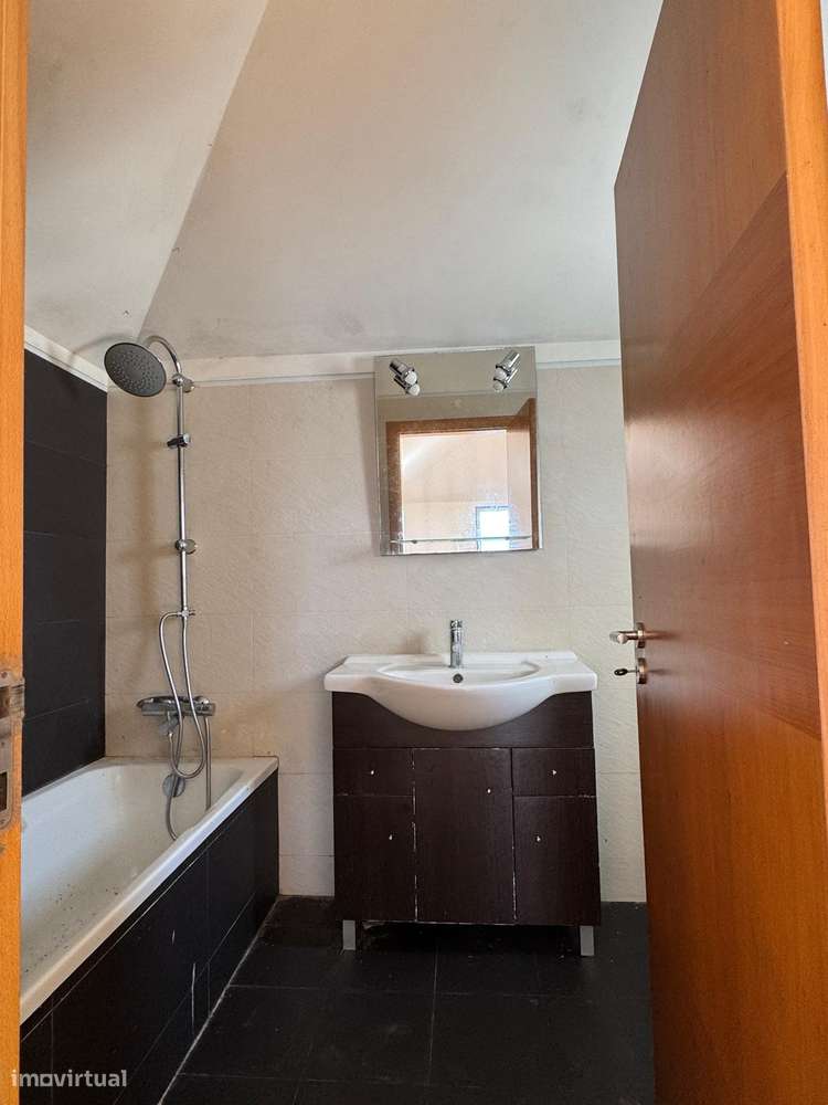 Moradia T5 com piscina, garagem e vista mar em Ericeira-22