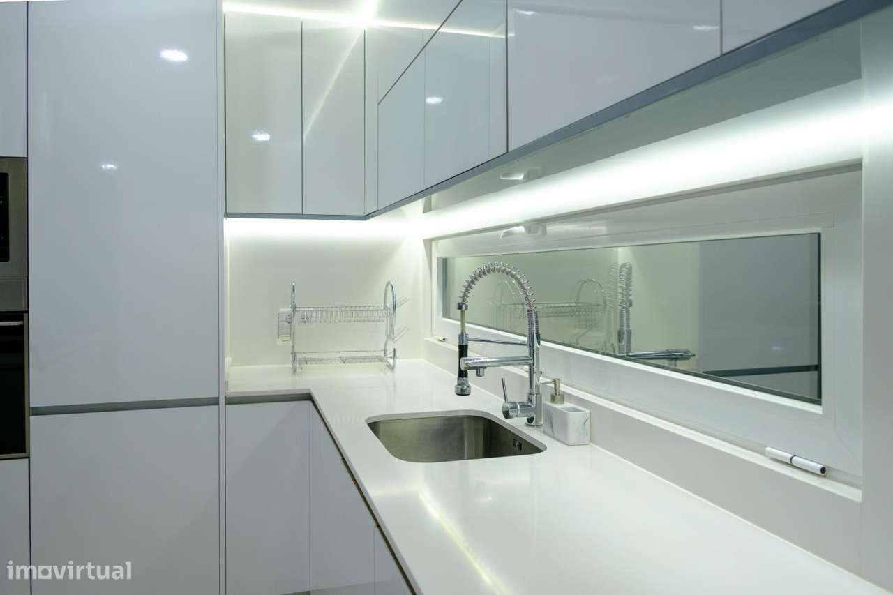 Moradia T4 com Piscina e Jardim na Aroeira, Almada-14