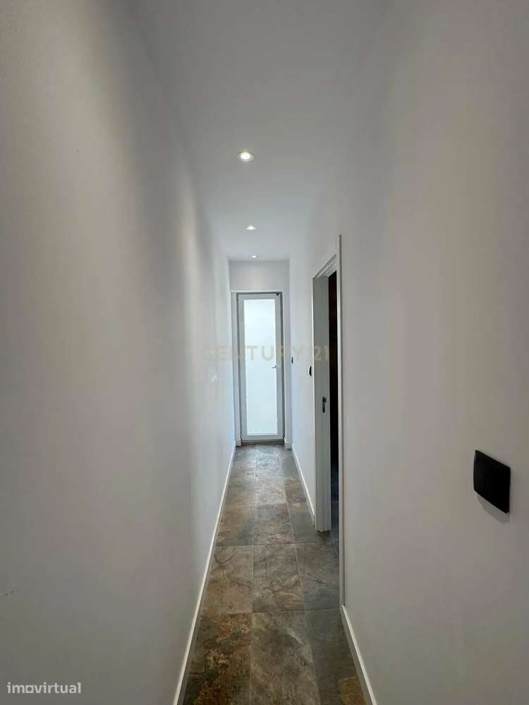 T2 Renovado no centro do Porto – Acesso direto a pátio + arrumo com lu-14