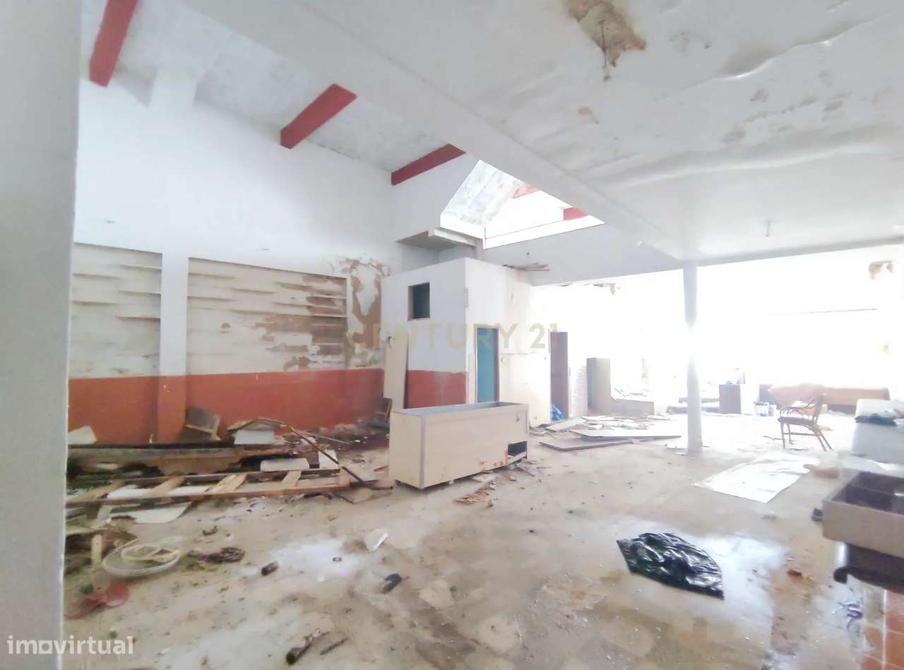 Prédio de 3 pisos de uso misto, zona ribeirinha, zona ARU.-18