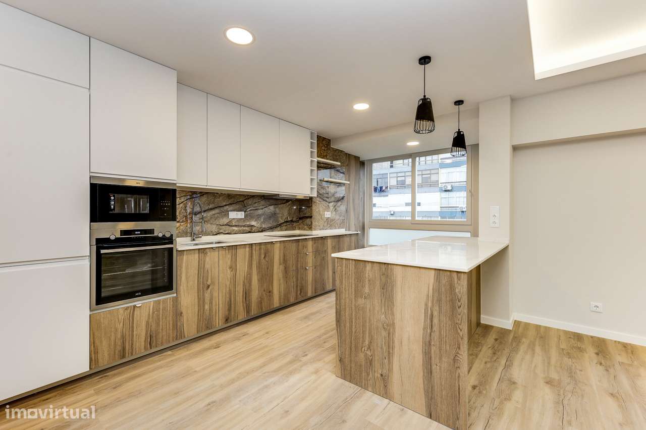 T4 totalmente renovado com acabamentos de luxo em Carnaxide - Grande imagem: 4/31