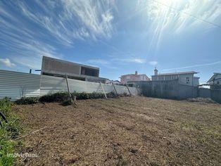 Lote de terreno para construção de moradia de 3 frentes em nova zona