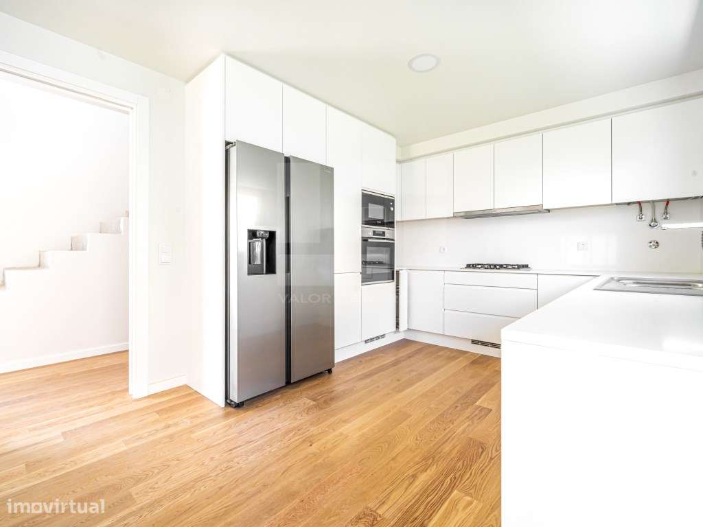 Moradia T4 unifamiliar, moderna, com piscina e estacionamento, Bice...-16