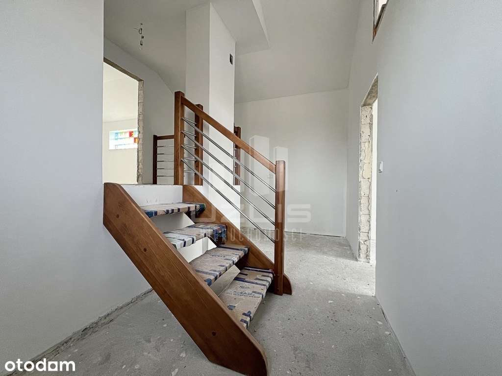 Dom nad jeziorem z linią brzegową-19