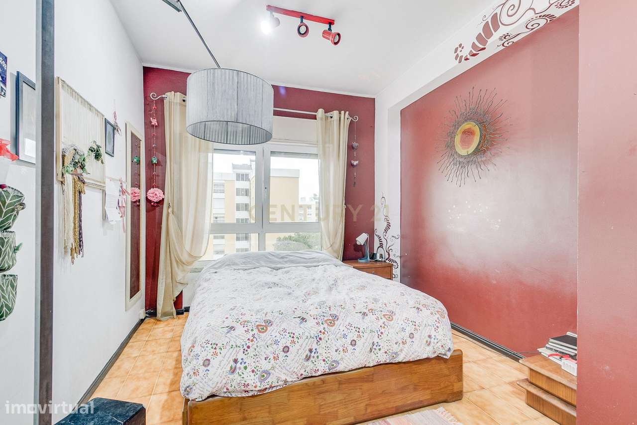 Espaçoso apartamento T4 transformado em T3-15