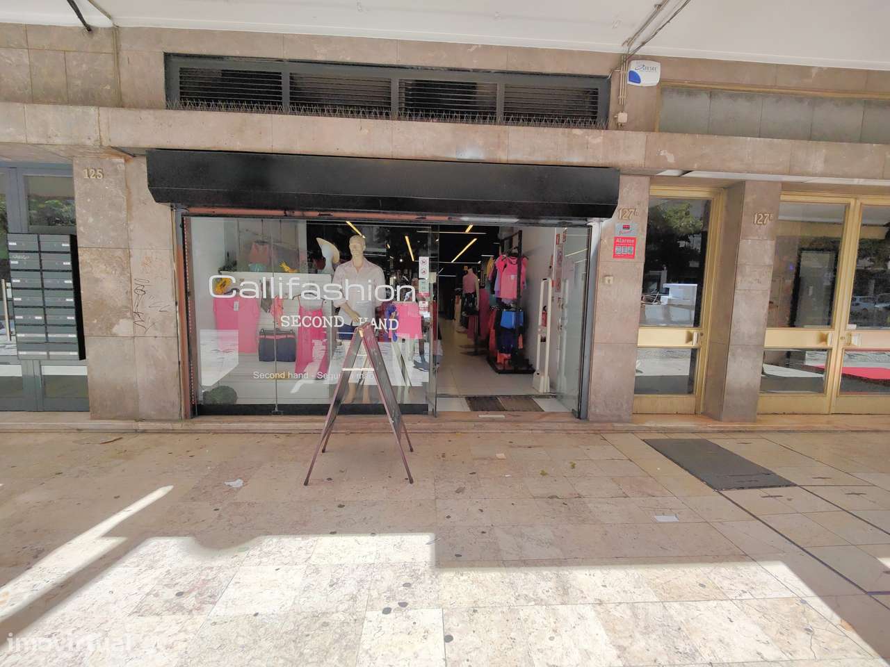 grande montra; Loja à saída do Metro; Av. Alm. Reis; - Grande imagem: 3/21