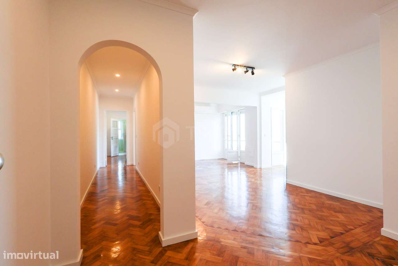 APARTAMENTO 5 ASSOALHADAS | VARANDA EM “L” PANORÂMICA | VISTA LISBOA E-7