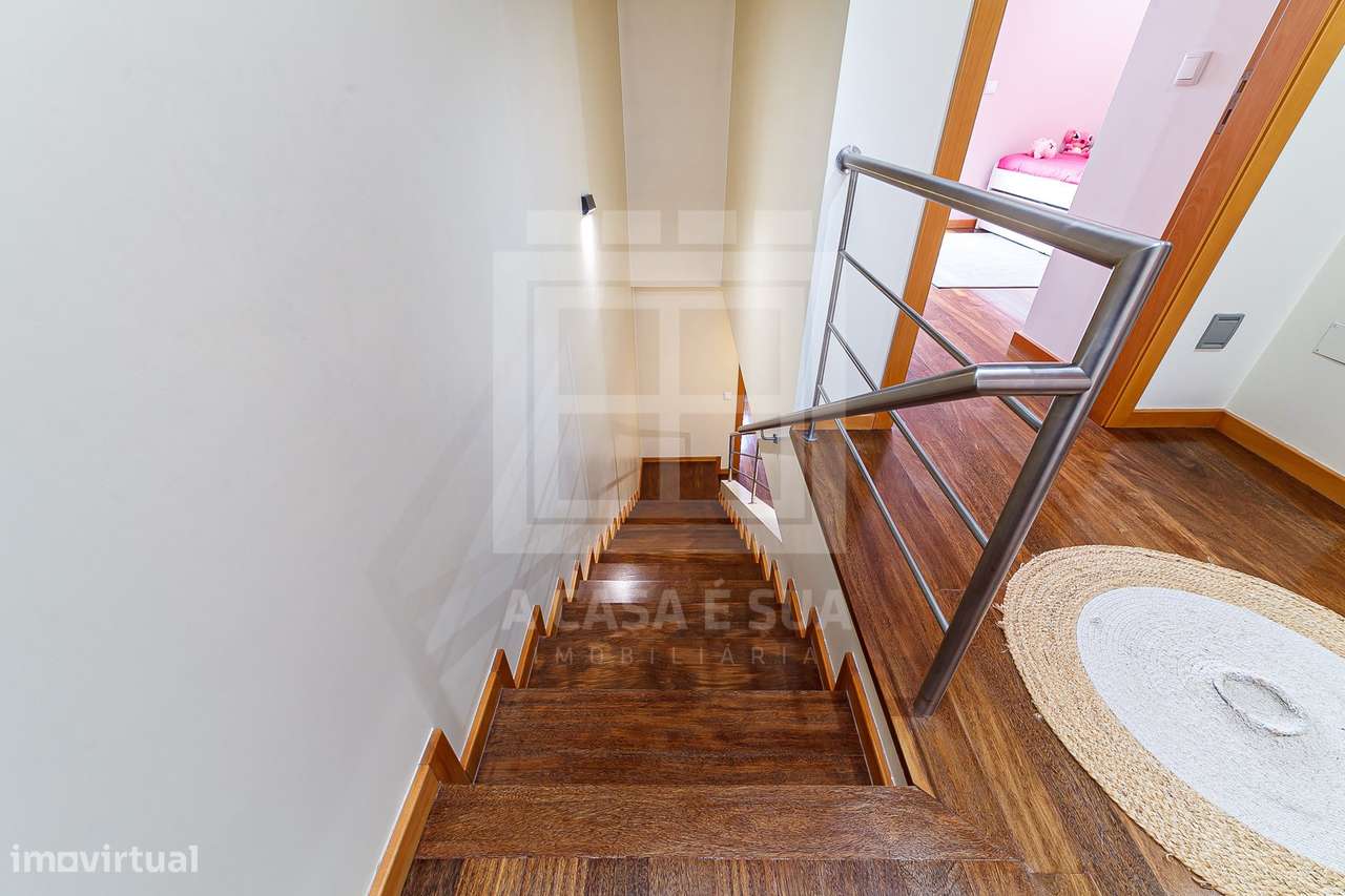 MORADIA T4+1 C/PISCINA EM COND FECHADO 3 FRENTES-9