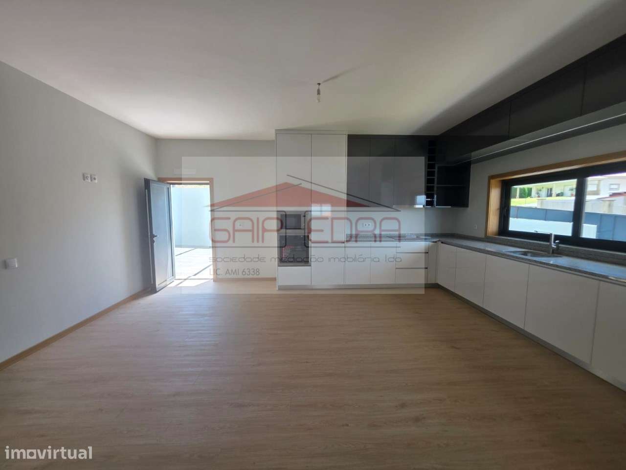 Moradia 4 frentes nova  com 840 m2 terreno em Felgueiras-9