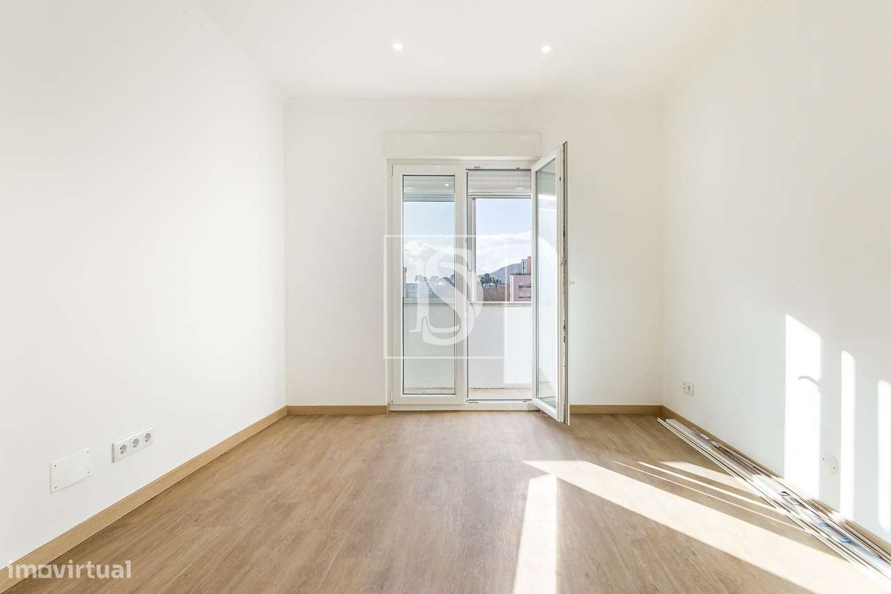 Apartamento T2 remodelado com sótão aproveitado | Av. Dr. António Rodr - Grande imagem: 2/15