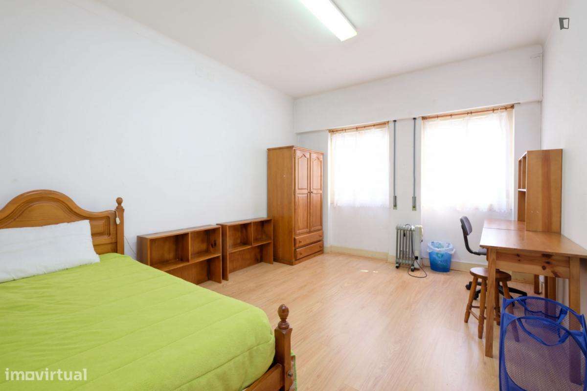 Quarto - localizado em Baixa Coimbra - Grande imagem: 2/7