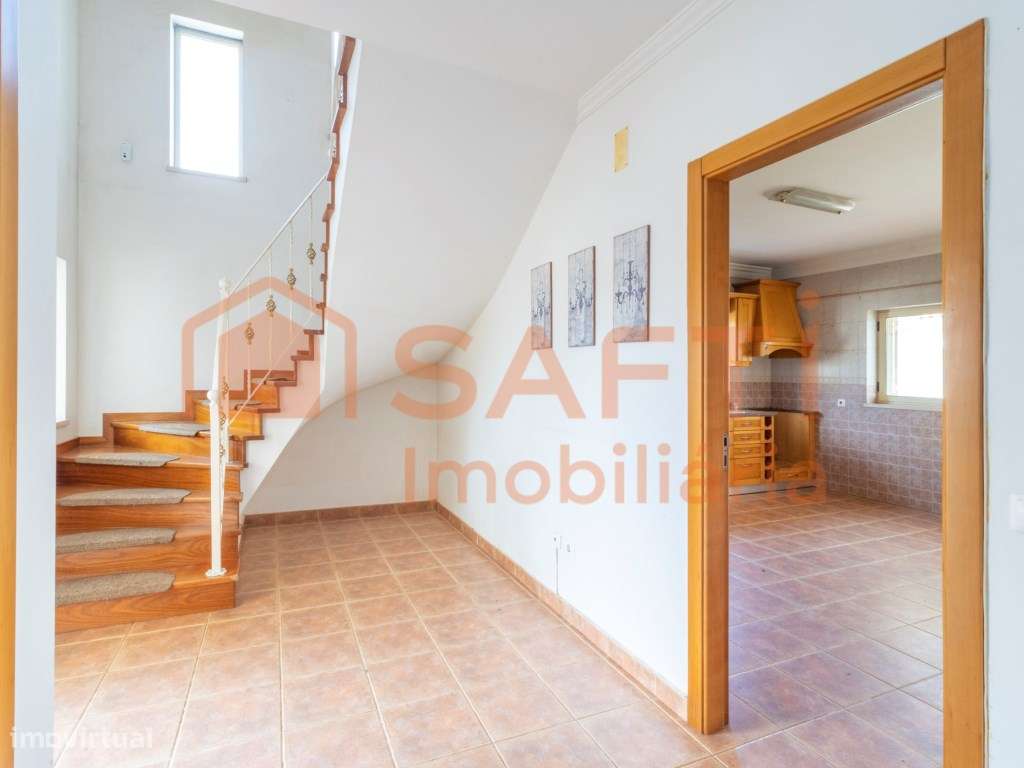 Moradia T4 com amplo terreno e excelentes áreas - Grande imagem: 2/33