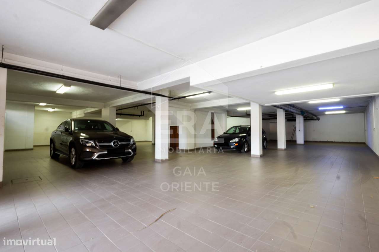 Moradia T8 com jardim e piscinas em Miramar-42