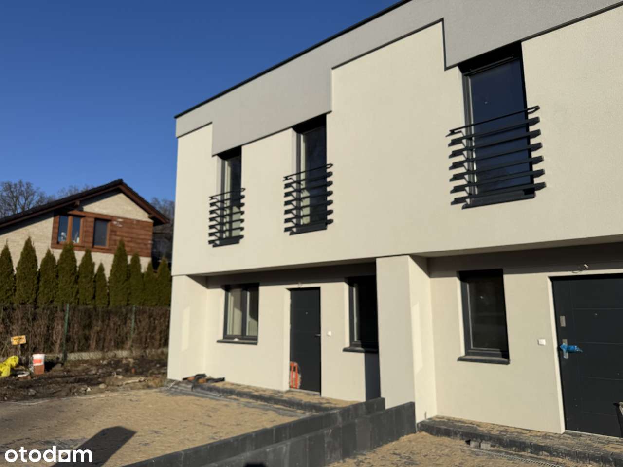 Energooszczędny bliźniak z dużym salonem.-12