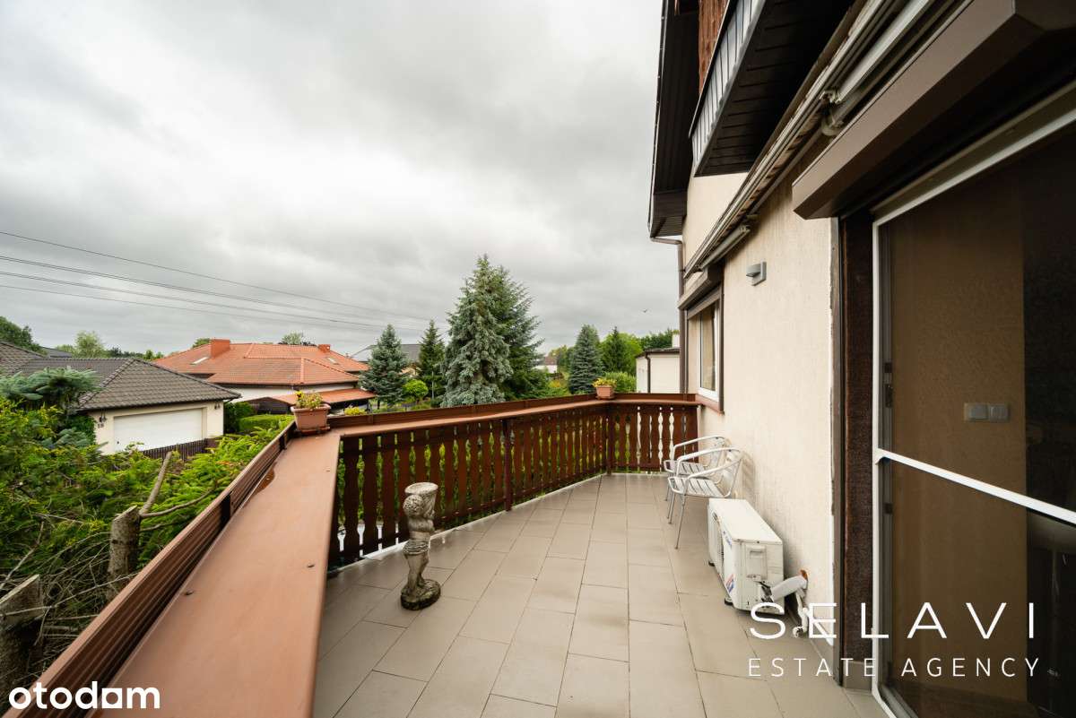 Dom podzielony na dwa mieszkania i biura-12