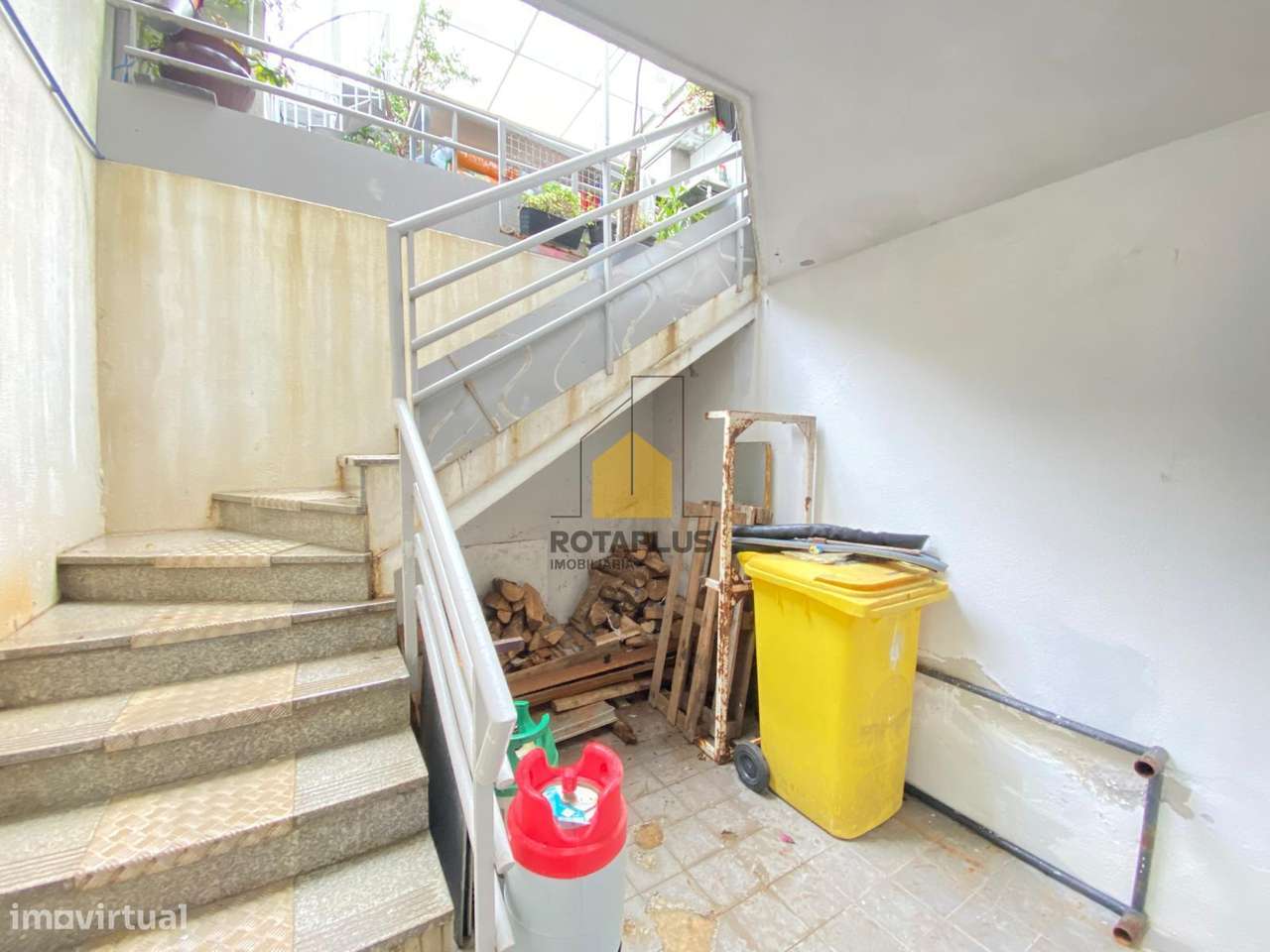 Moradia T4, Salão de Convívio e Excelente Localização-31