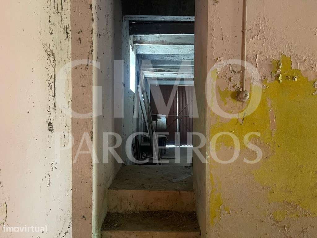 Moradia T4 para Remodelar em Oliveirinha + Terreno a poucos minutos...-11