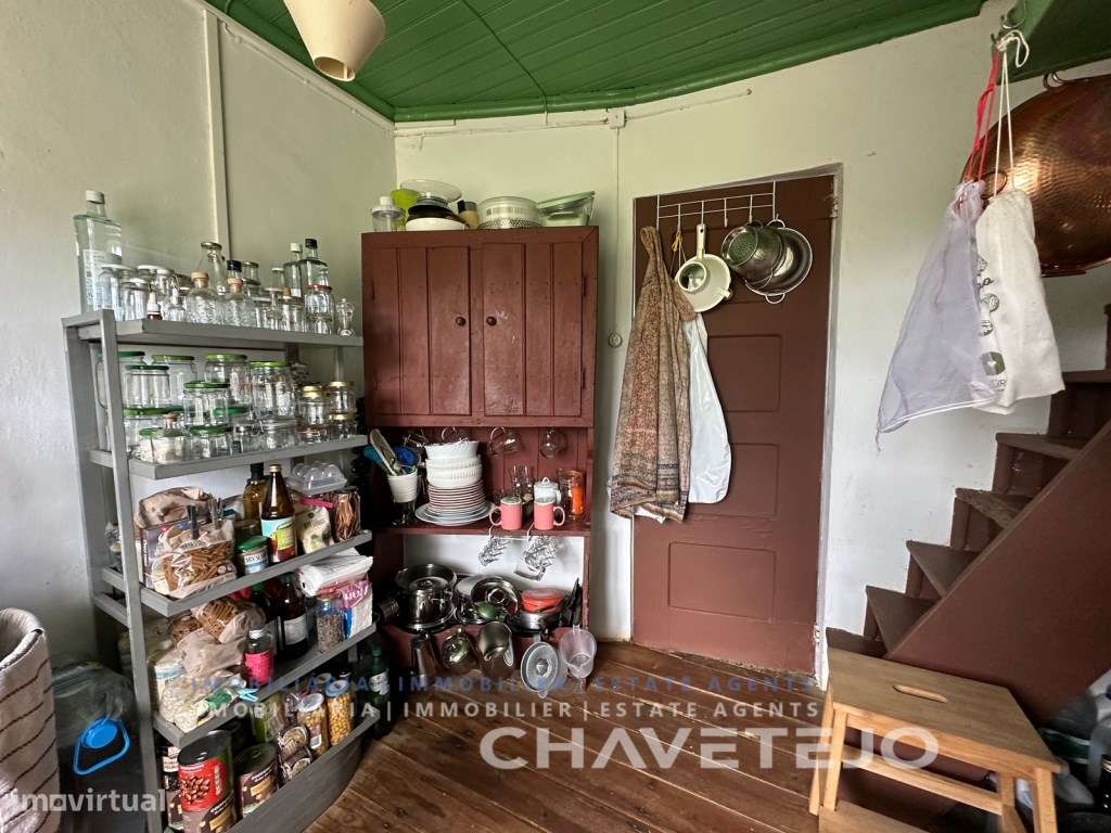 Quintinha com duas casas de campo e uma arrecadação a cerca de 4 km...-17