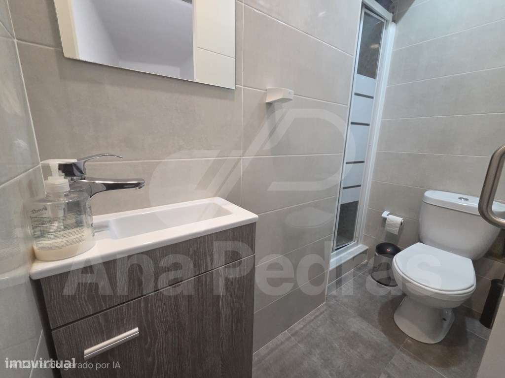 Moradia Bi-Familiar Totalmente Remodelada com Logradouro e Elevado ...-25