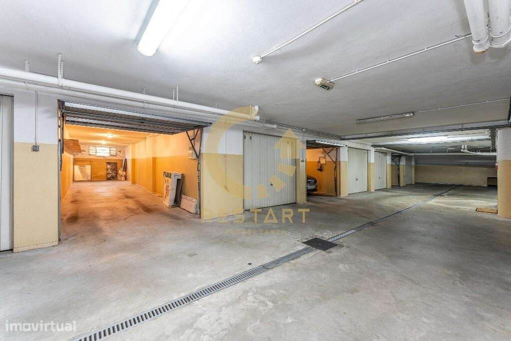 Apartamento T3 com excelente exposição solar, box fechada e junto ao m-58