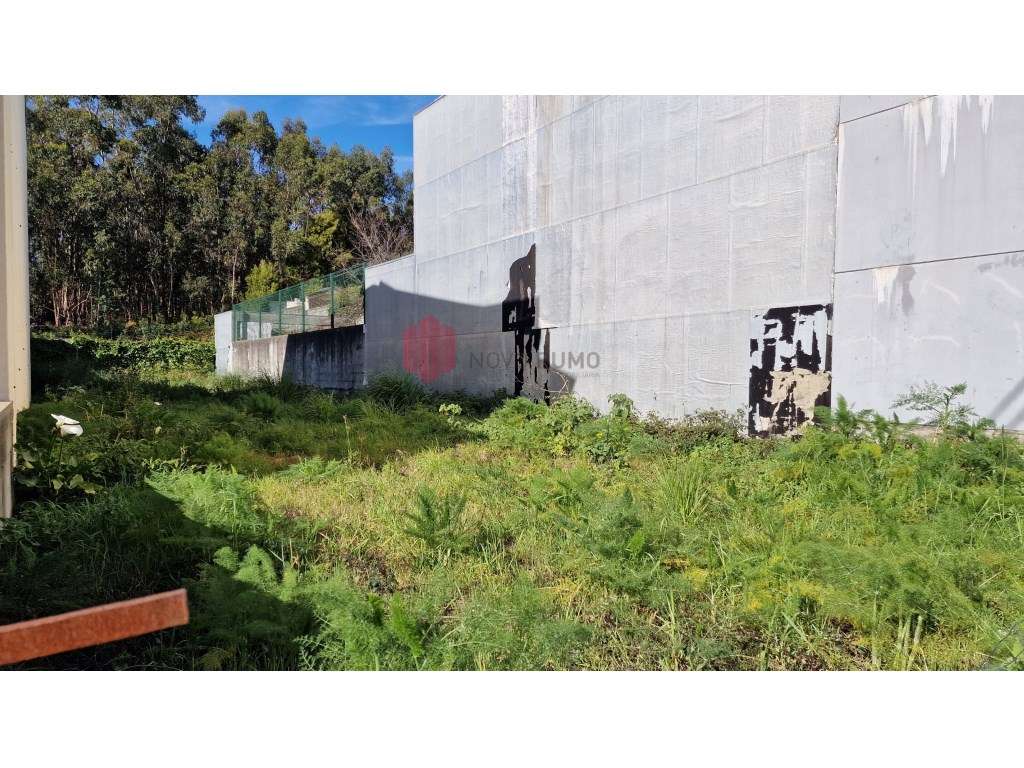 Terreno para construção de uma moradia de duas frentes em Moreira-3