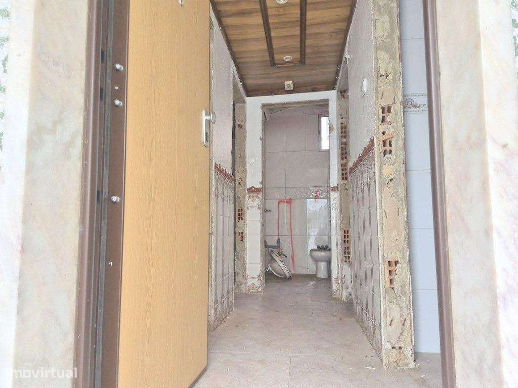 Moradia T3 para remodelar Vialonga-21
