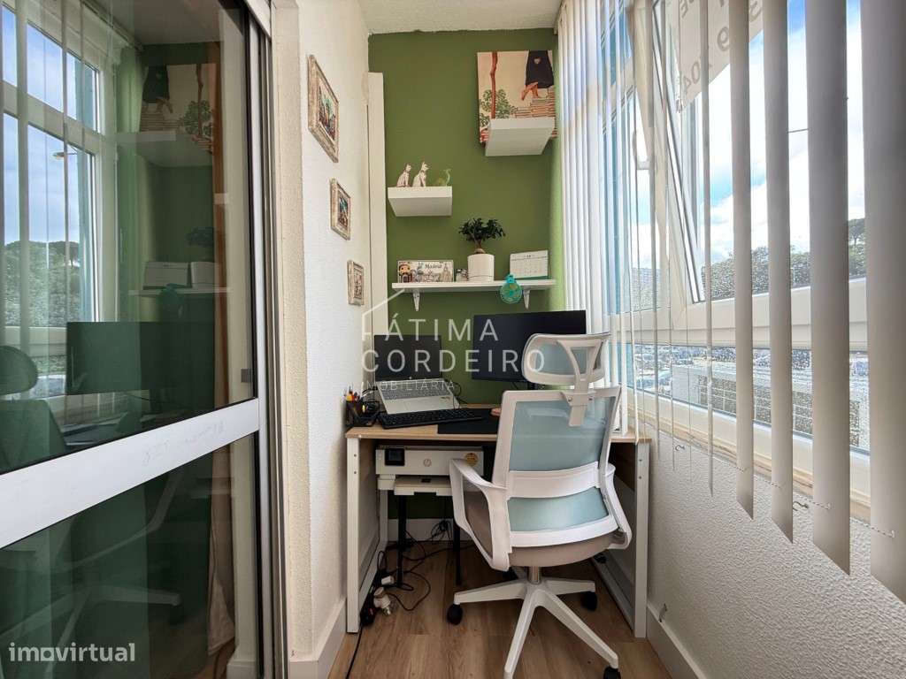 Apartamento T1, 1º andar, prédio com dois elevadores, situado no Feijó - Grande imagem: 5/15