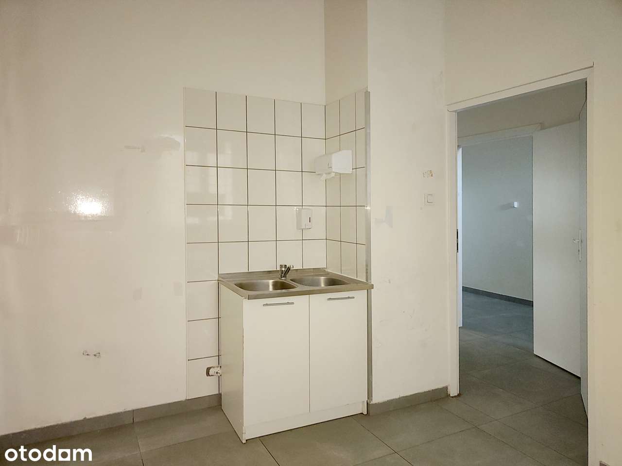 Lokal handl-usł. 79 m2 na parterze bloku na os. Południe-7