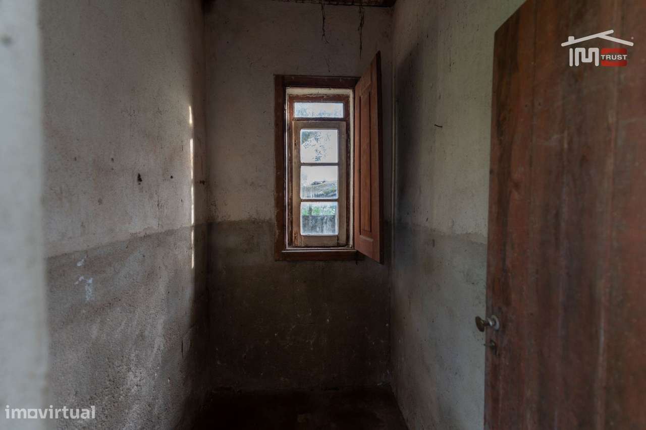 Excelente moradia térrea T3 para recuperar-6
