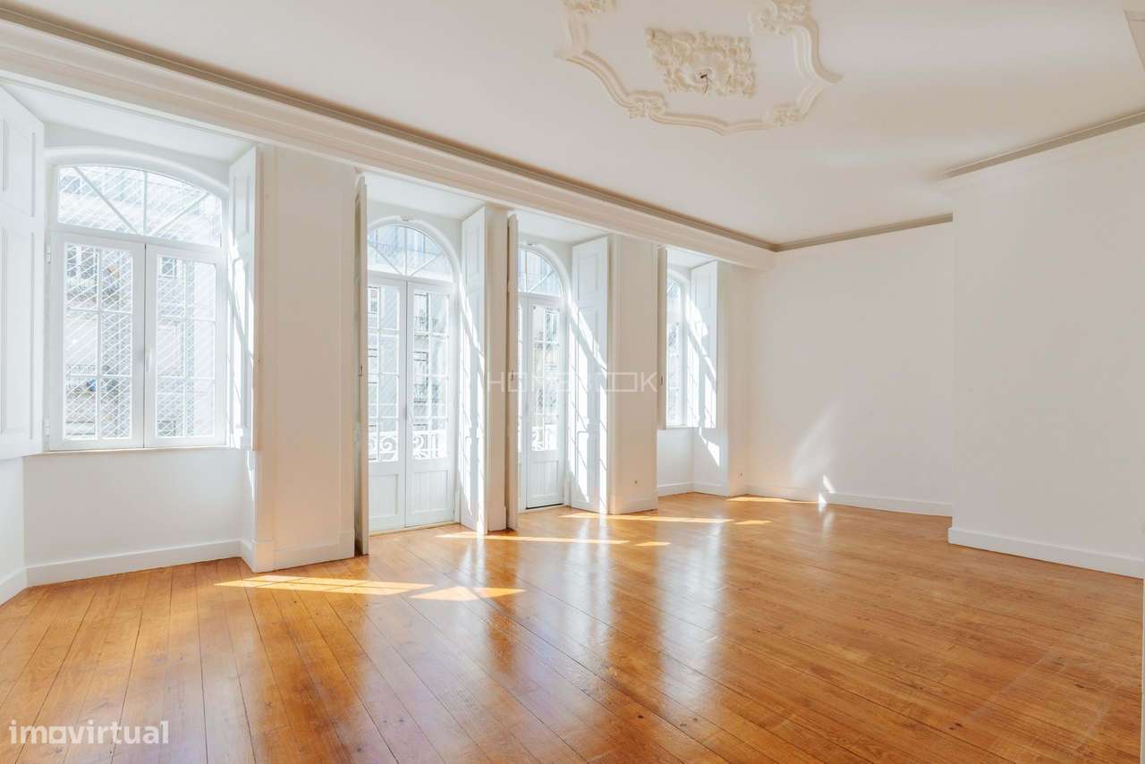 Luz e charme neste espaçoso T5 no coração de Arroios - Grande imagem: 2/46